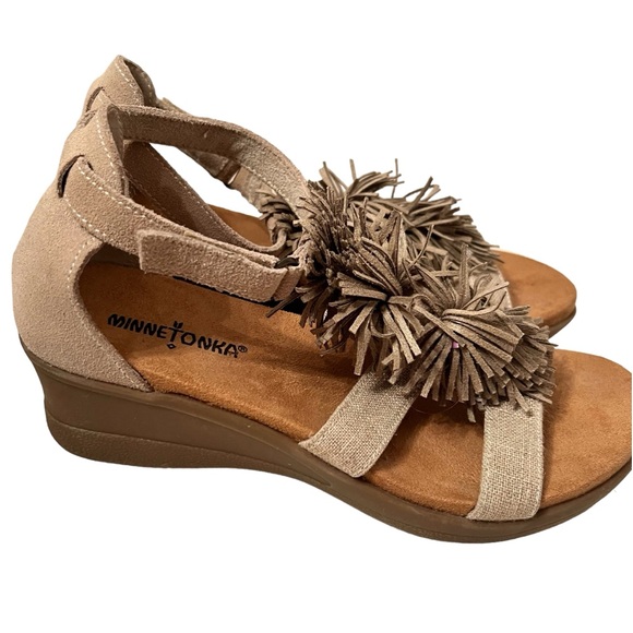 Minnetonka Desi Fringe Suede Wedge Sandal Size 7M NWOT - Picture 3 of 7